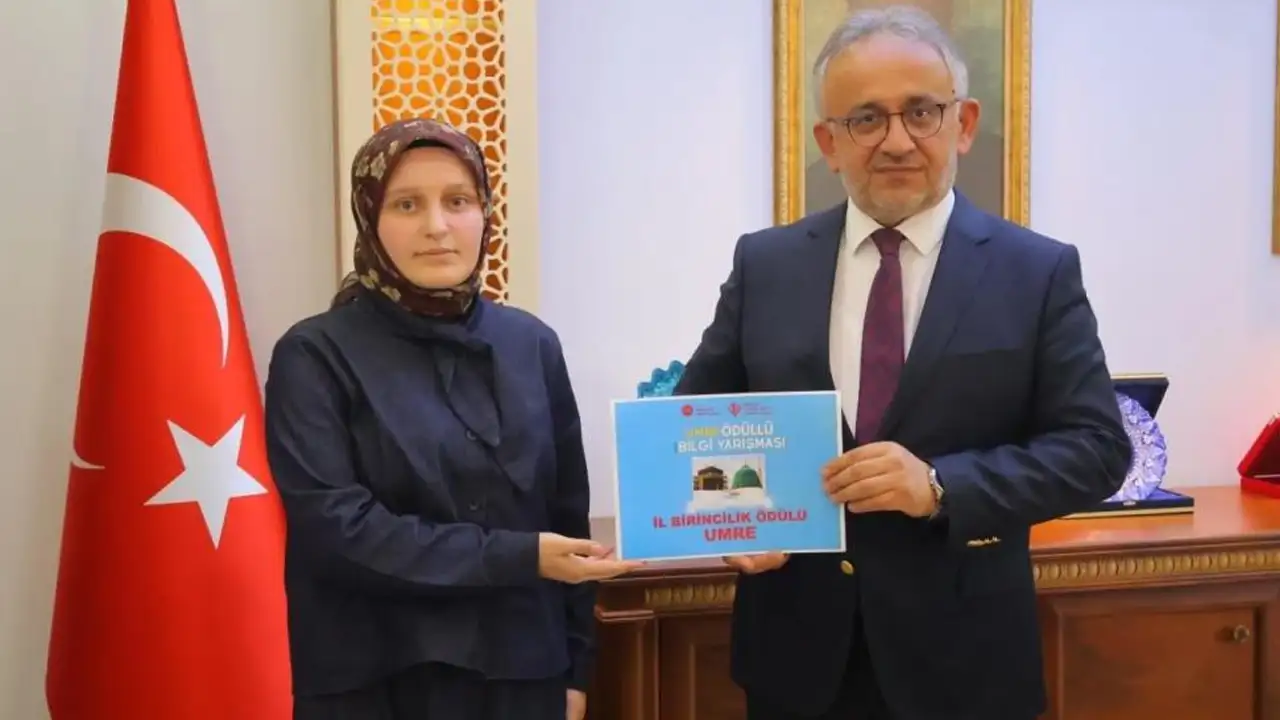 Bayburt'ta umre ödüllü bilgi yarışmasının kazananları ödüllerini aldı