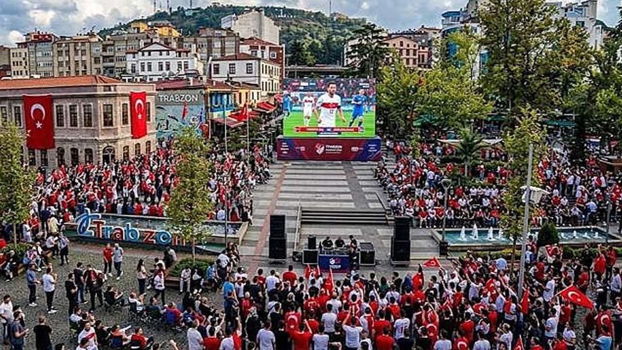Trabzon Meydan Parkı’nda dev ekran kuruluyor: Milli maç coşkusu dev ekranda yaşanacak