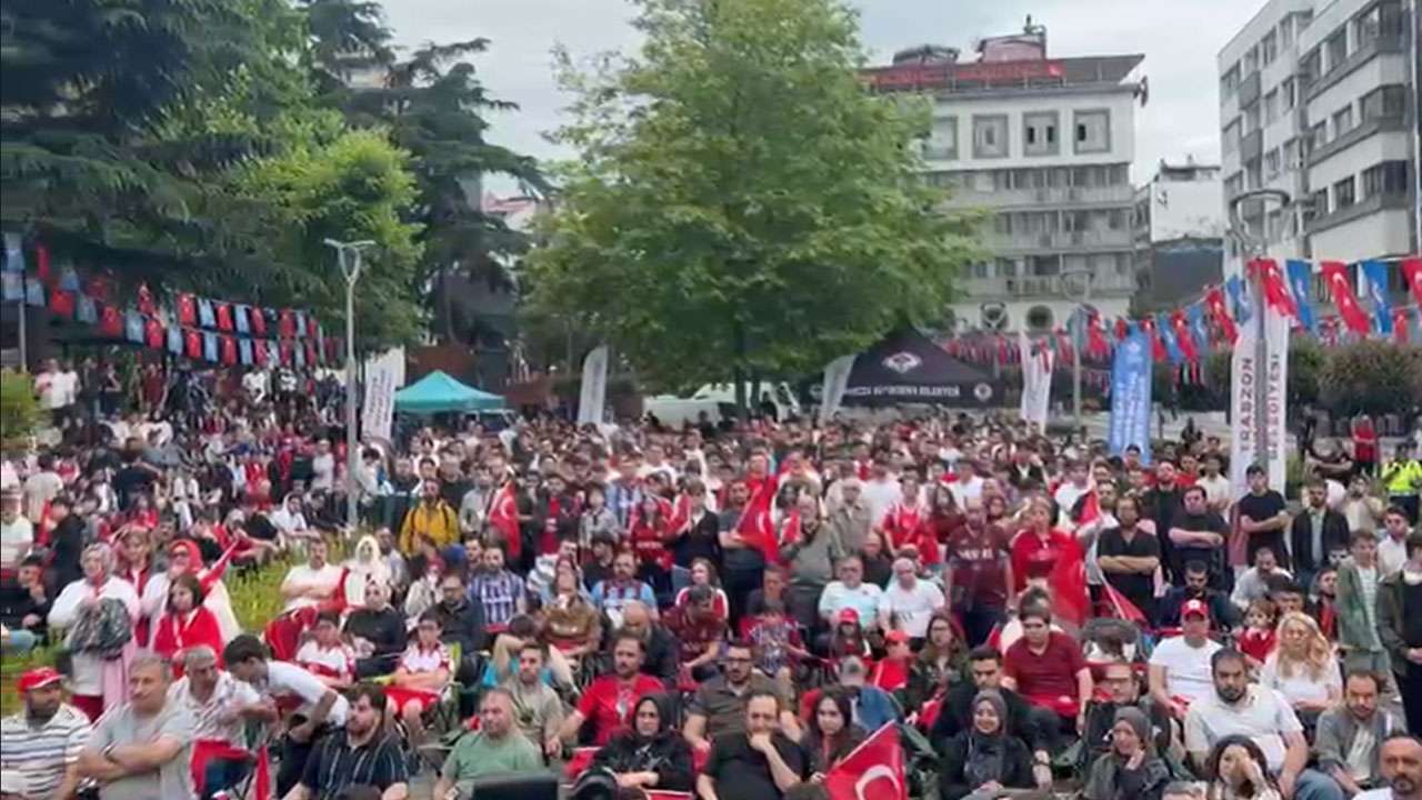 Trabzon Meydanı kırmızı-beyaza büründü! Milli heyecan dev ekranda yaşandı