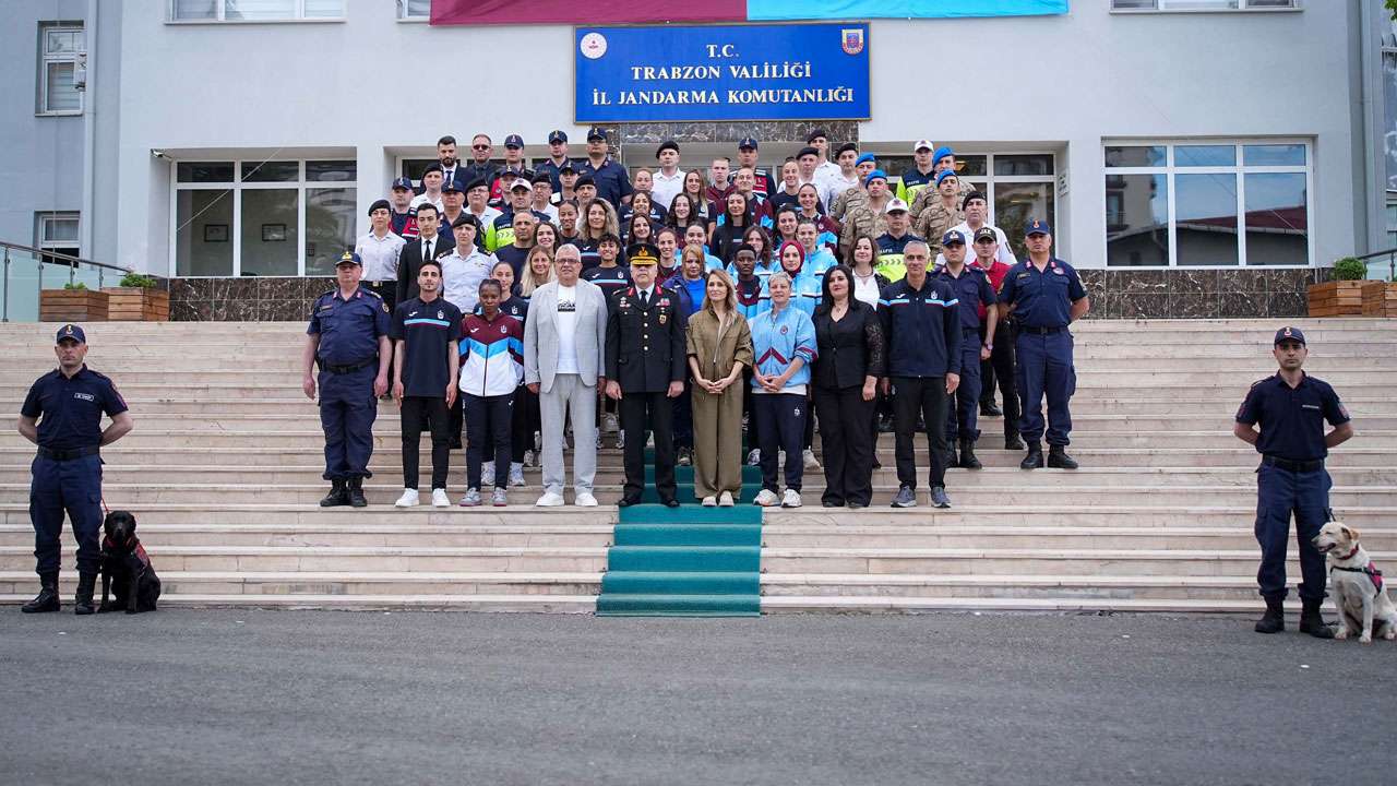 Trabzonspor Kadın Futbol Takımı'ndan Jandarma'ya anlamlı ziyaret