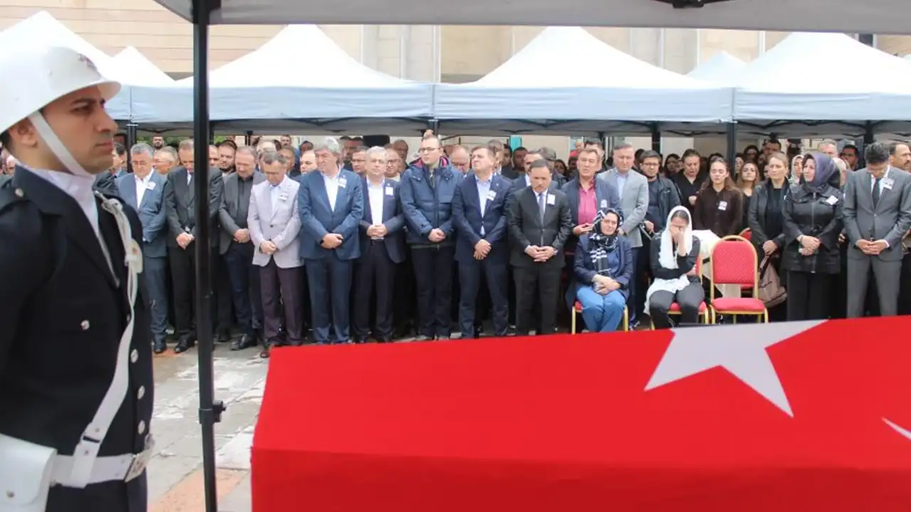 Trabzonlu Vali Yardımcısı Şenol Esmer için duygusal veda! Memleketine uğurlanacak
