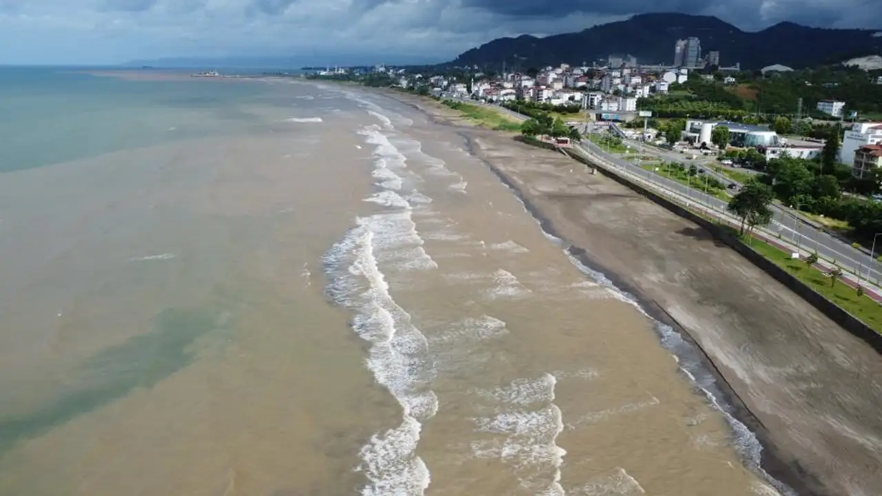 Ünye'de sağanak Karadeniz'in rengini değiştirdi! Sahil çamura büründü
