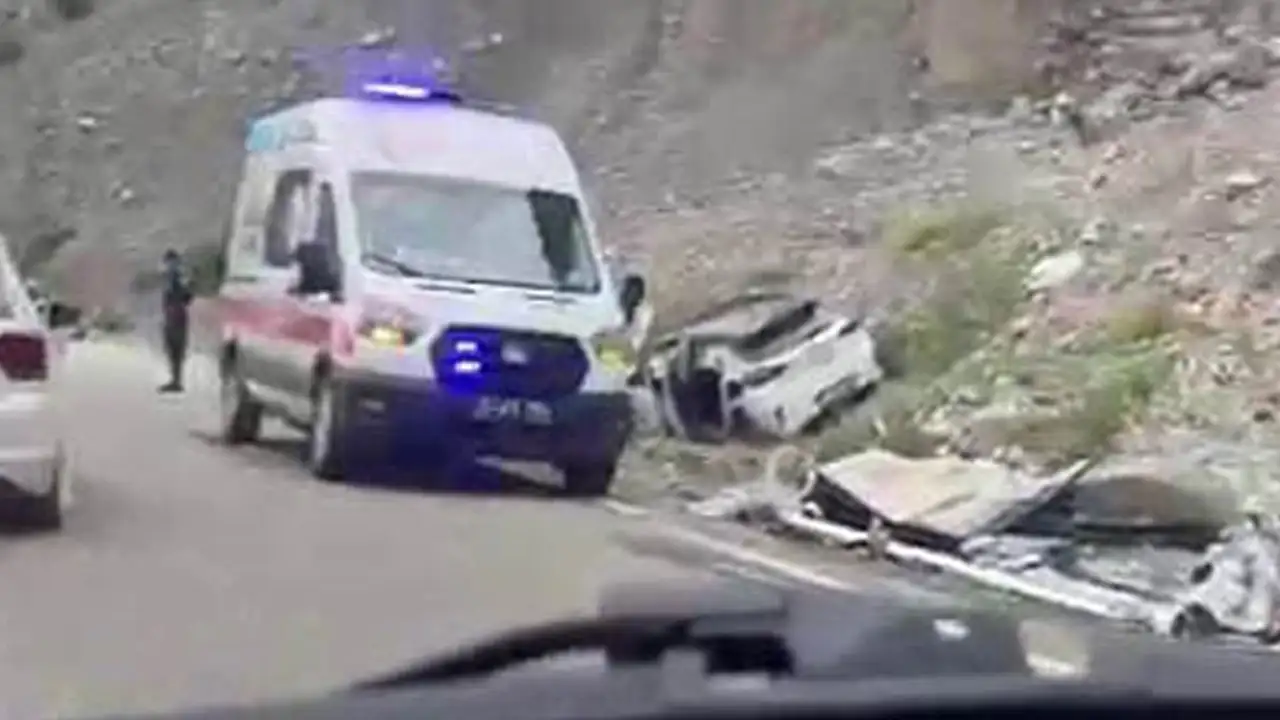 Feci kaza! Freni patlayan tırdan atlayan sürücü öldü, 2 kişi yaralandı