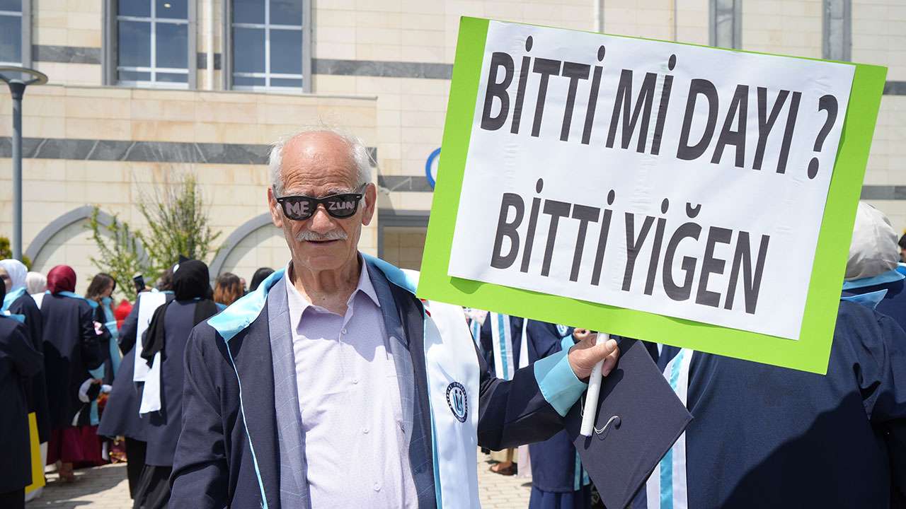 Bayburt’ta azmin hikâyesi: 71'inde başladığı üniversiteden 75 yaşında mezun oldu