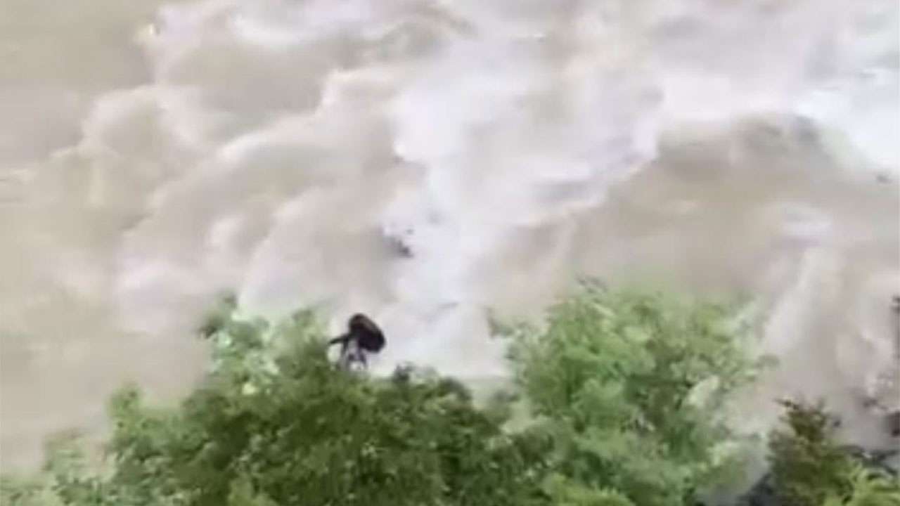 Artvin’de otomobil Çoruh Nehri’ne düştü: Baba ve oğul kayıp