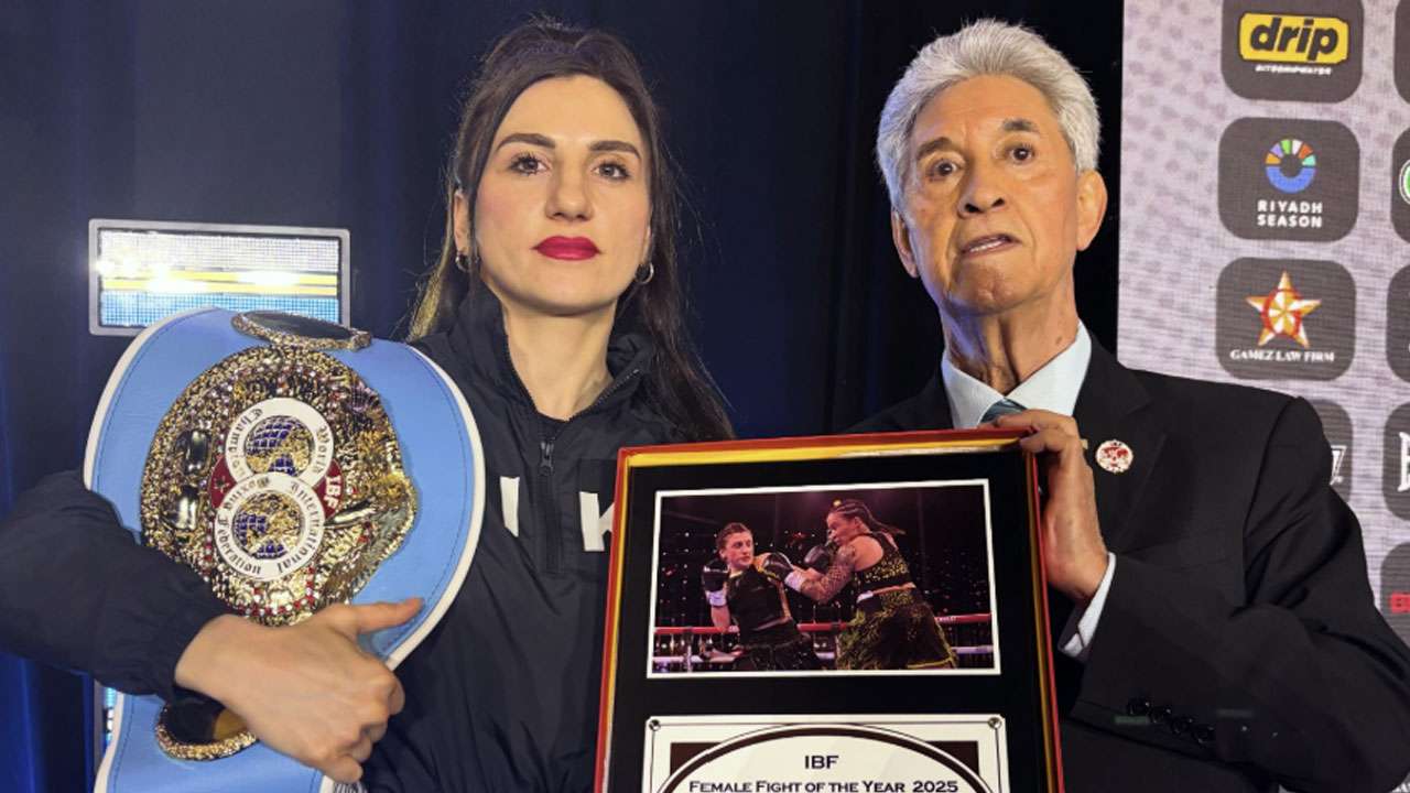 Bayburtlu Elif Nur Turhan ABD'de tarih yazdı! Dünya şampiyonluğu kemerini korudu