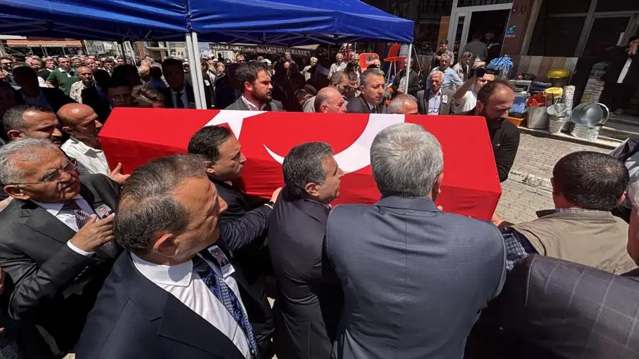 Trabzonlu Vali Yardımcısı Şenol Esmer memleketinde son yolculuğuna uğurlandı
