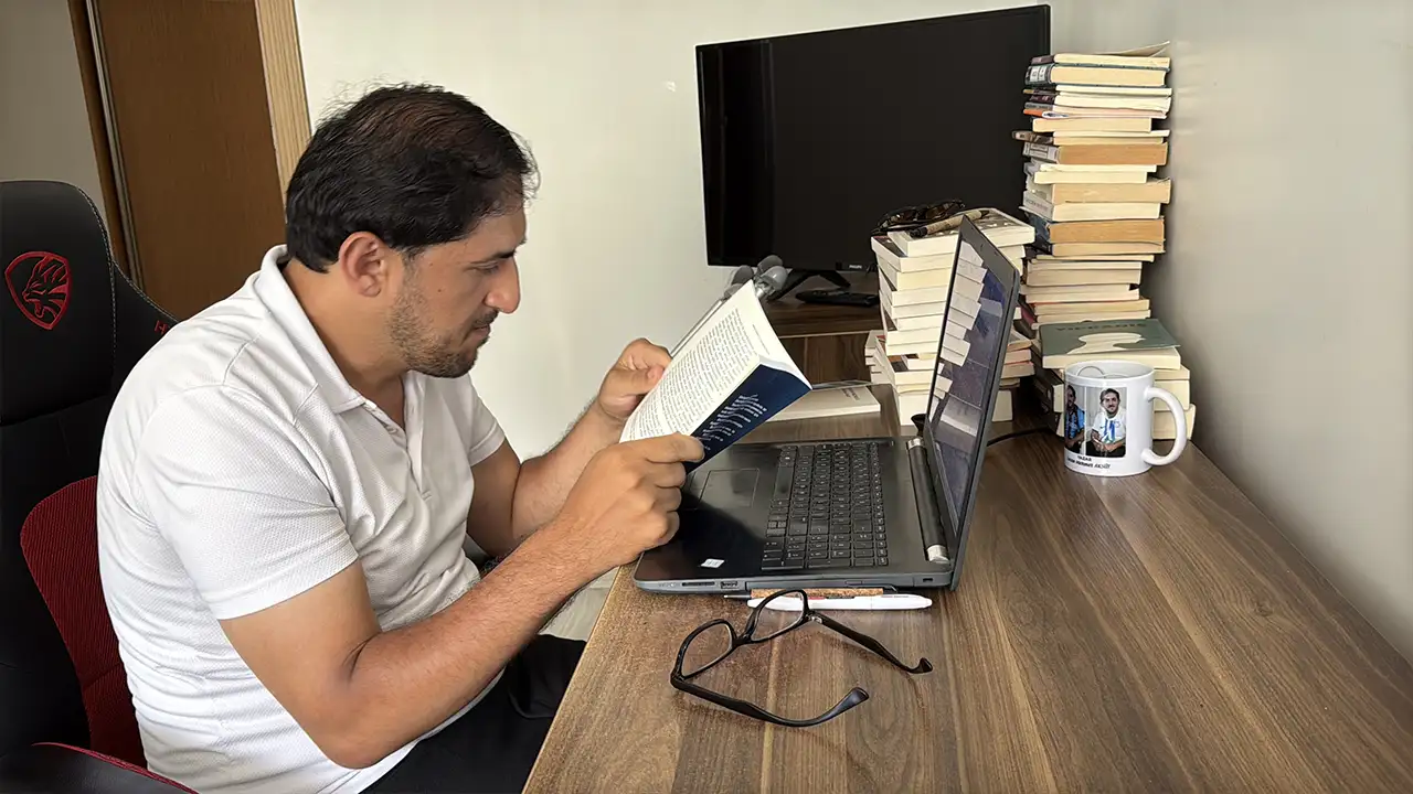 Rize'de üç kitap yazan serebral palsili Aksüt, çalışmalarına devam ediyor