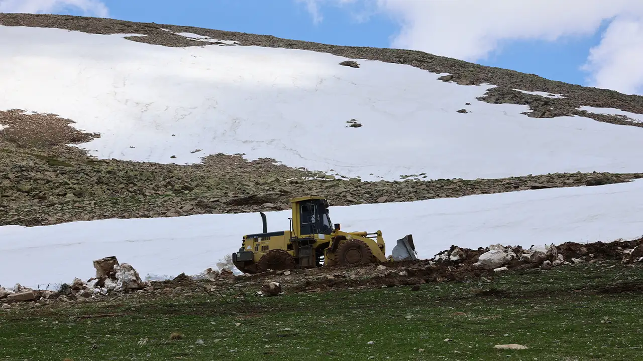 Bayburt’ta yayla yollarında karla mücadele sürüyor