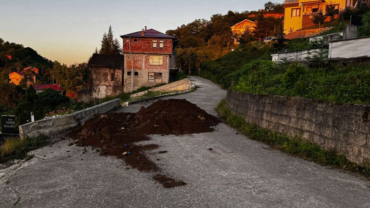 Trabzon’da beton yol jandarmalık etti, Muhtar gece hafriyat taşıyıp yolu kapattı!