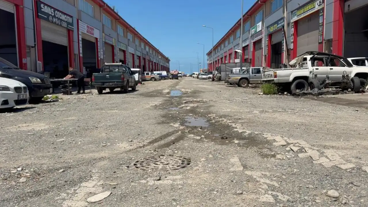 Rize’de sanayi esnafı isyan etti! Bozuk yollar müşteriyi kaçırıyor