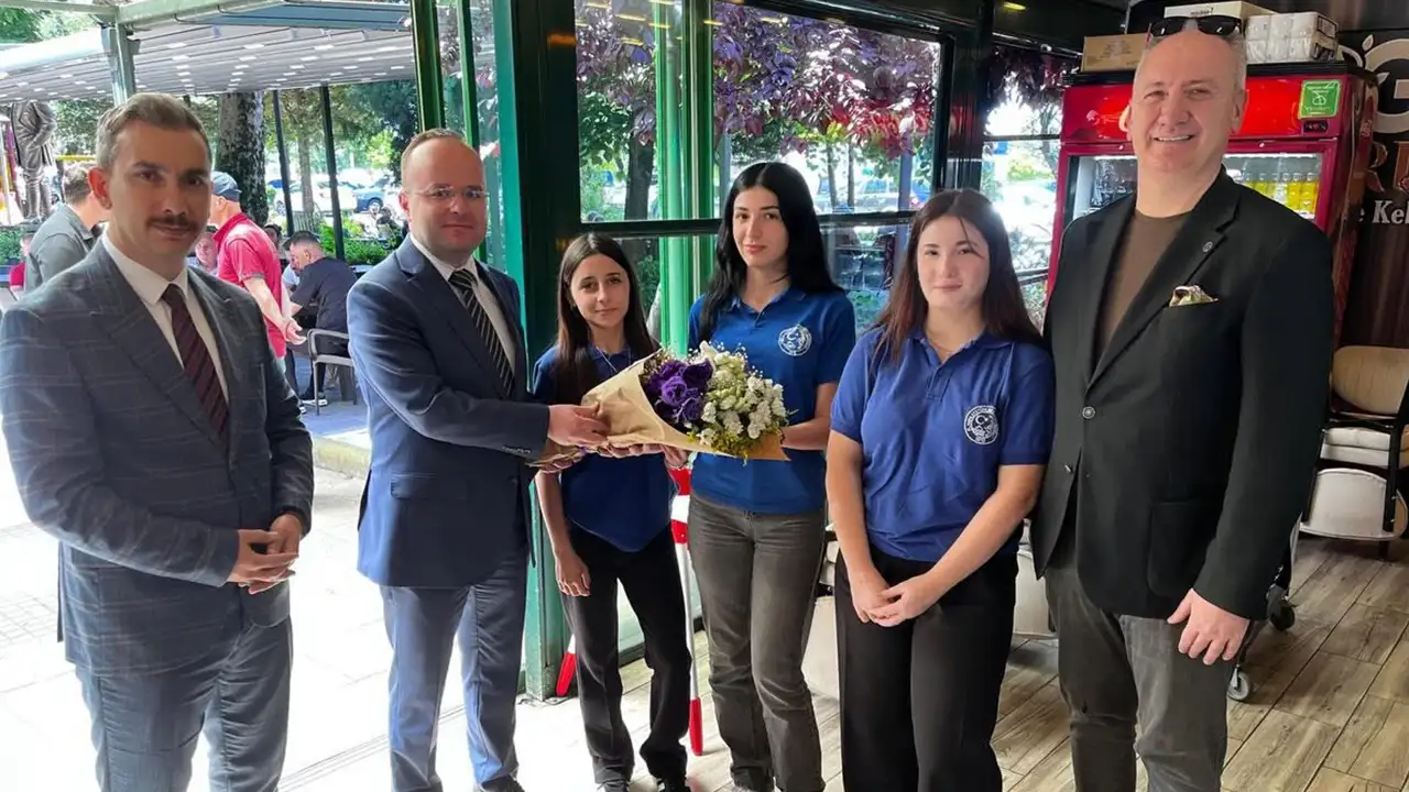 Hopa Kaymakamı Arslantürk'ten öğrenci korosuna ziyaret