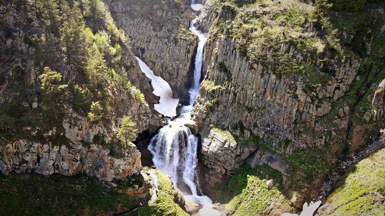 Artvin’de Bazgiret Şelalesi en coşkun günlerini yaşıyor