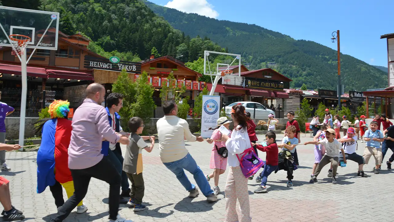KTÜ'lü gençlerden Uzungöl'de çocuklara unutulmaz gün