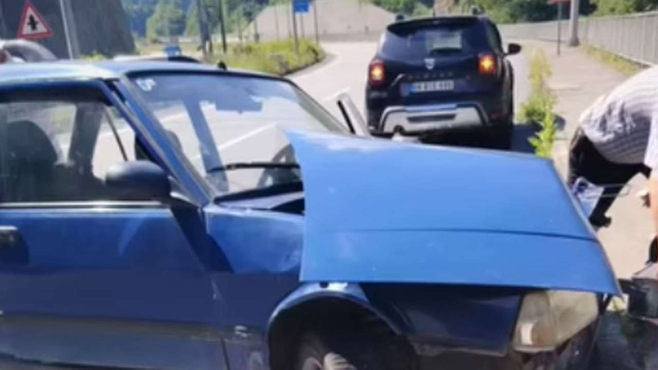 Rize’de otomobil bariyerlere çarptı: Facianın eşiğinden dönüldü