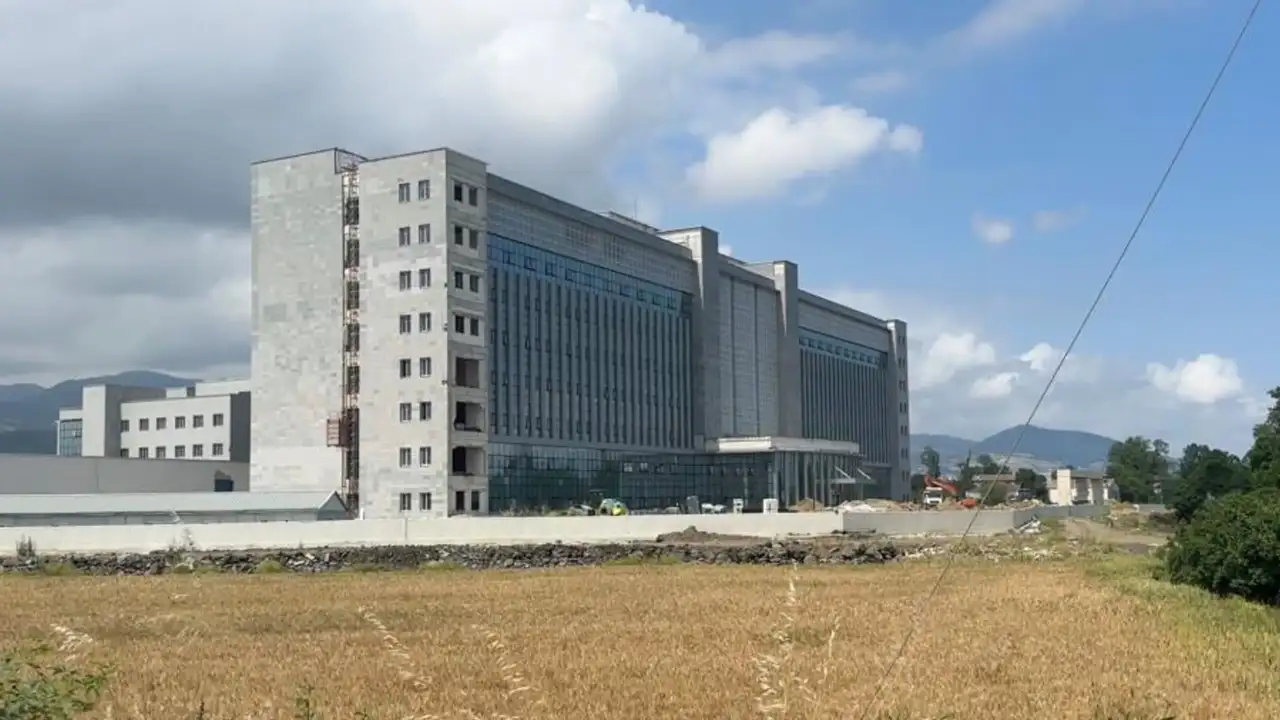 18 metre yükseklikten düştü, yaralı kurtuldu