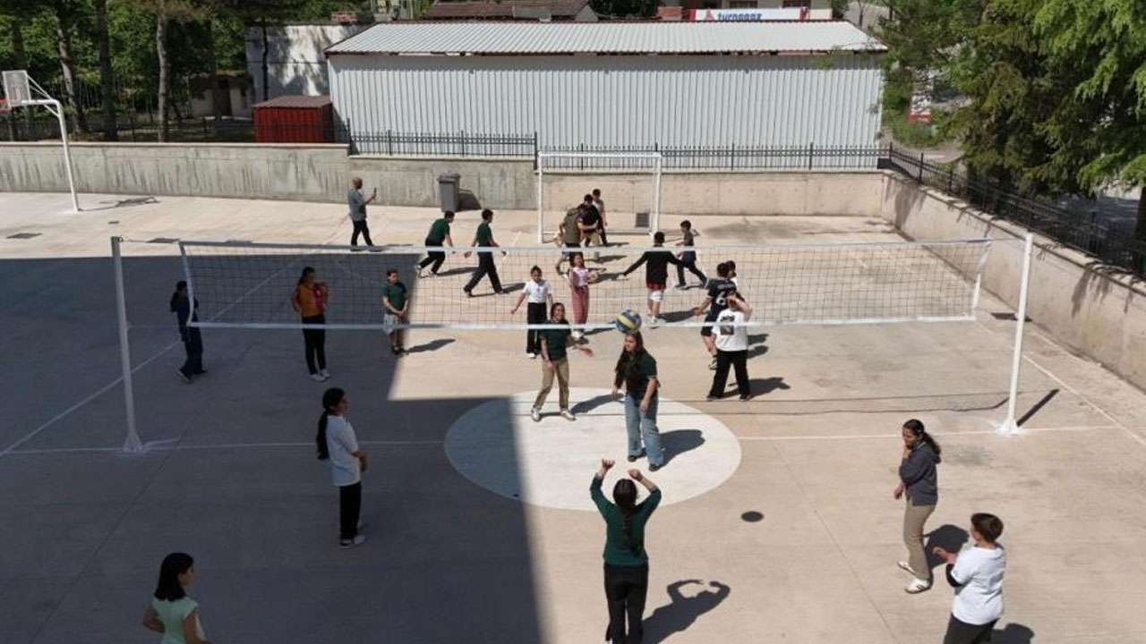 Öğrencilerin isteği karşılık buldu, spor alanları yenilendi