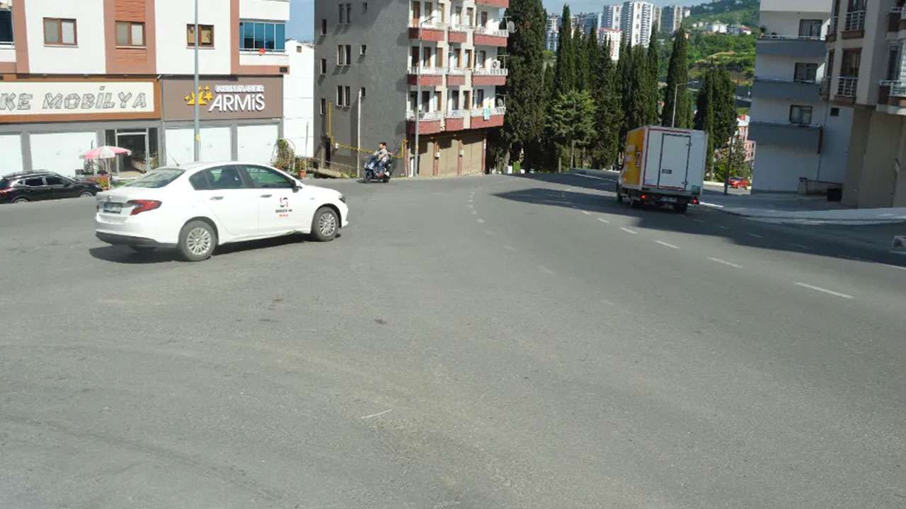 Trabzon’da kavşak sürücüleri ve mahalleliyi tedirgin ediyor