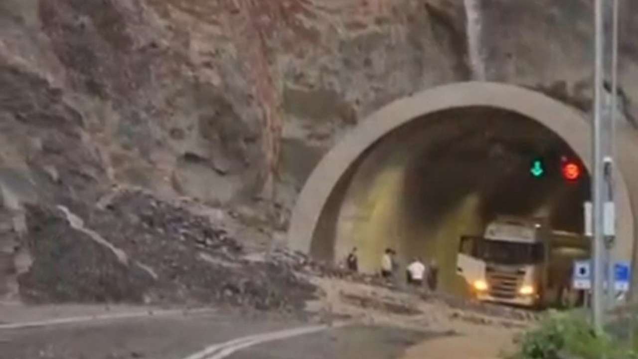 Erzurum yolunda heyelan! Yamaçtan kopan kayalar yolu ulaşıma kapattı