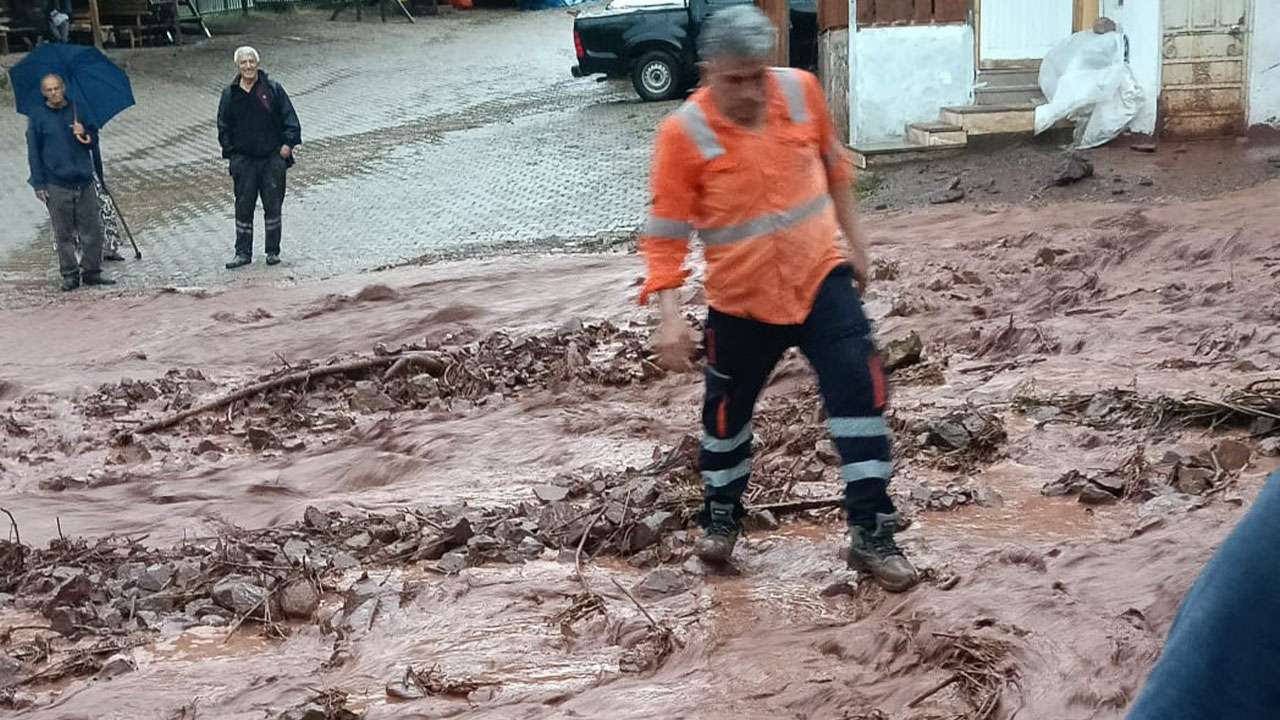 Artvin’de sağanak sonrası dereler taştı, yollar su altında kaldı