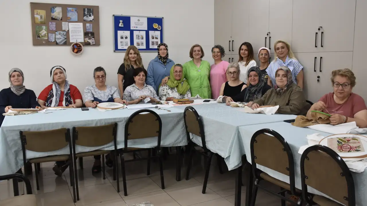 Trabzon’da 75 yaşında nakışla hayata dokunuyor