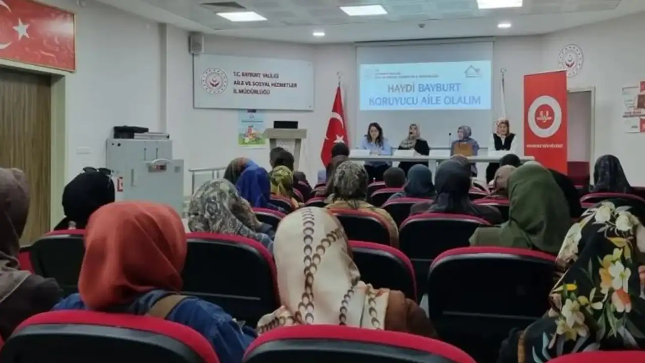Bayburt’ta koruyucu ailelik panelde anlatıldı