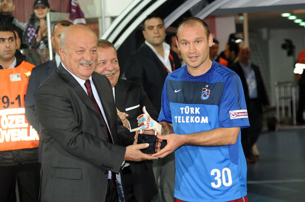 Serkan Balcı ödülünü aldı