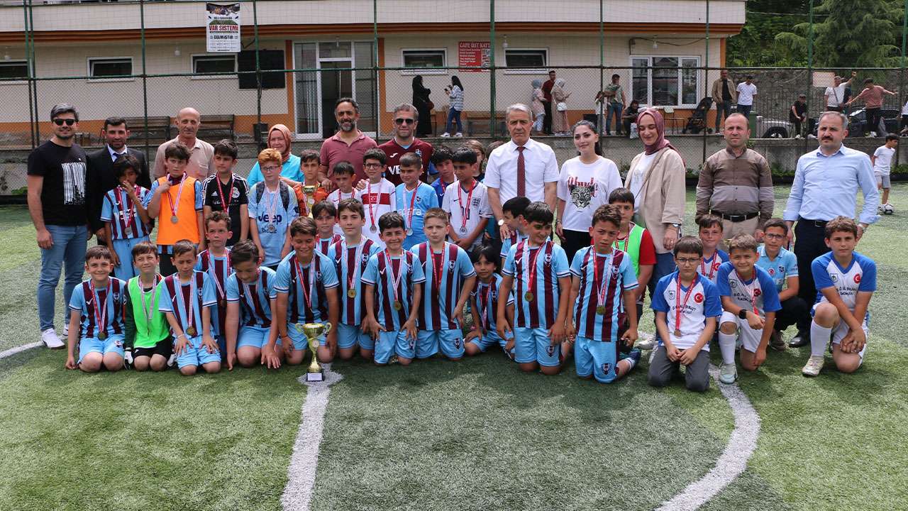 Of'ta ilkokullar arası futbol turnuvasının şampiyonu belli oldu