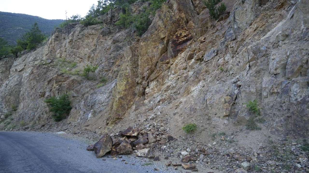 Yol çalışması tarım arazilerini uçuruma çevirdi: Mahalleli isyan ediyor