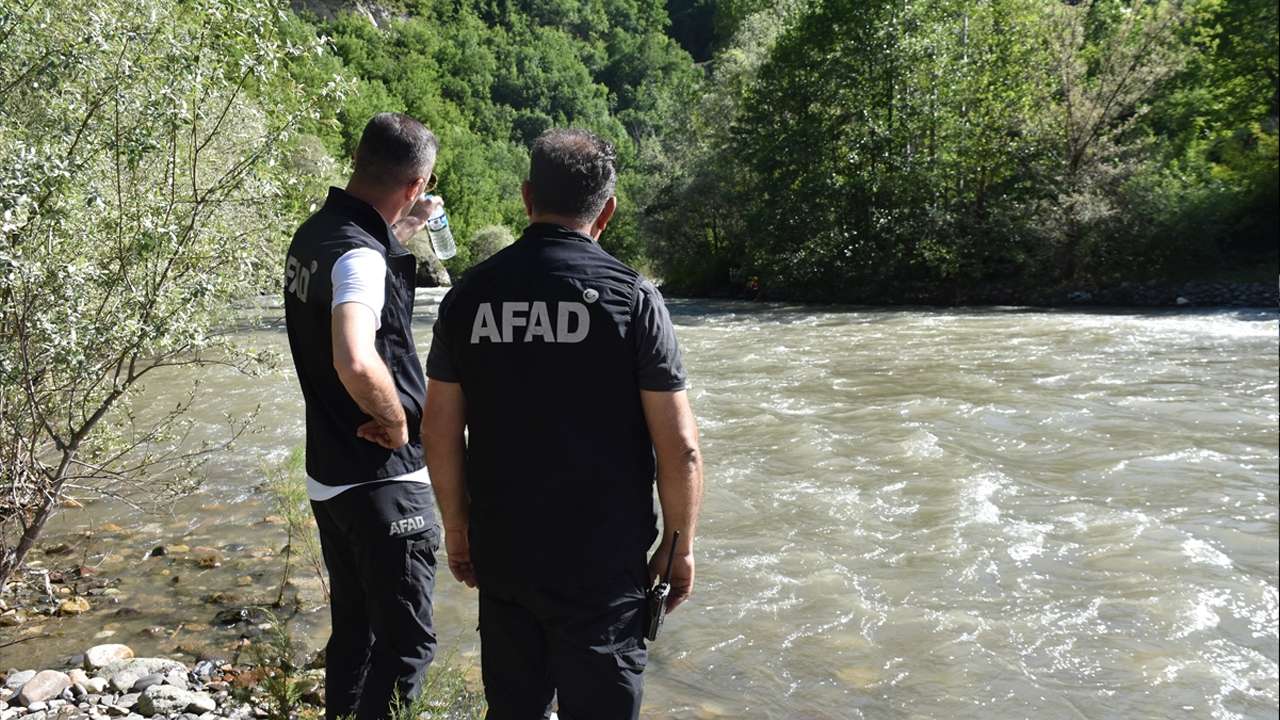 Trabzon ve çevre illerden gelen 80 personel kayıp baba oğulu arıyor