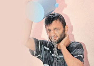 Kendini ıslatmazsa ölecek!