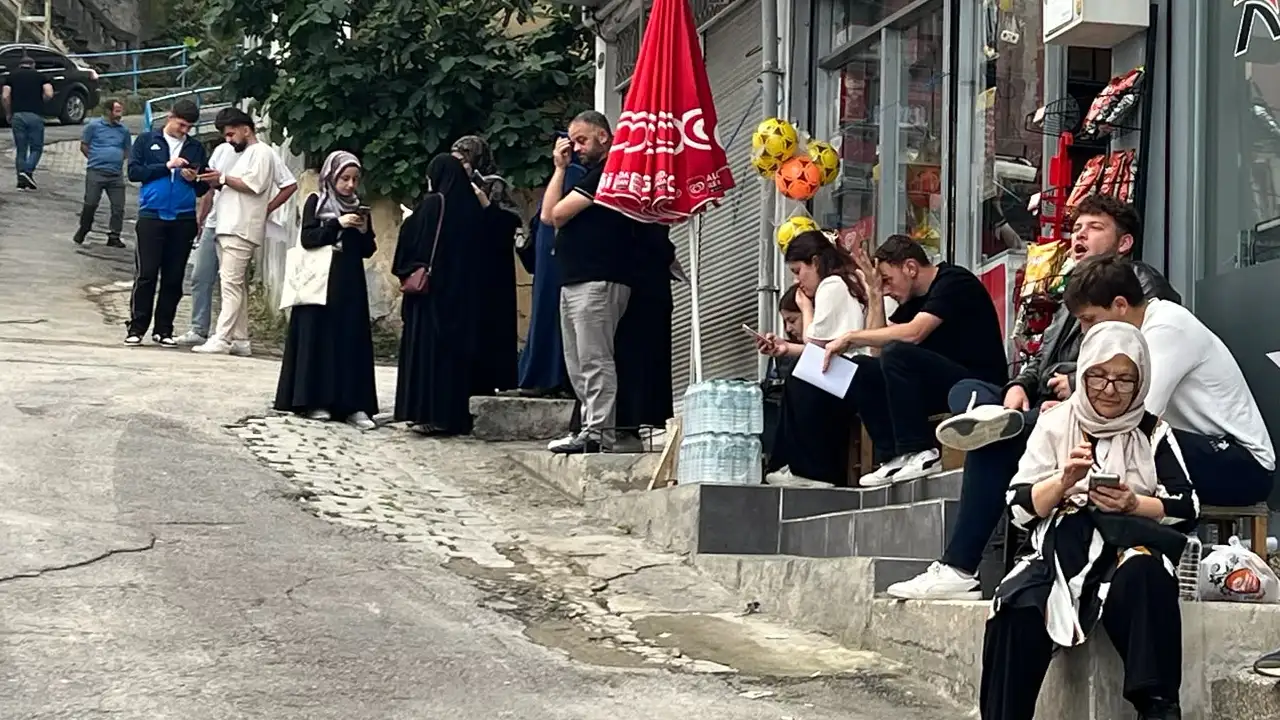 Trabzon’da YKS heyecanı! Öğrenciler ve veliler okul önlerinde