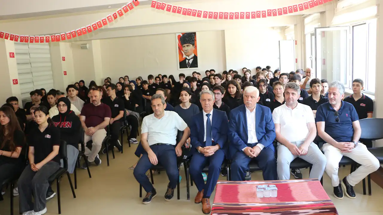 Of Fen Lisesi’nde öğrencilerden şiir dinletisi