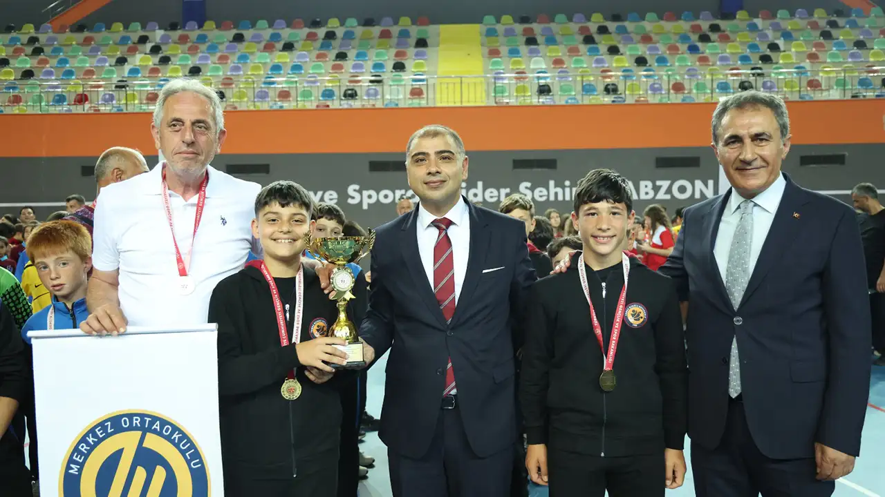 Trabzon’da okul sporlarında başarılı öğrenciler ödüllendirildi