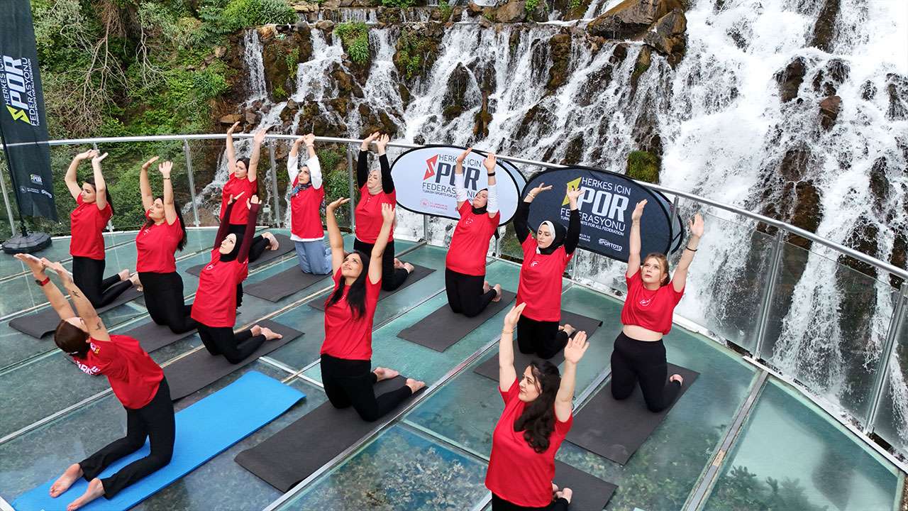Gümüşhane'nin simge şelalesinde yoga günü etkinliği
