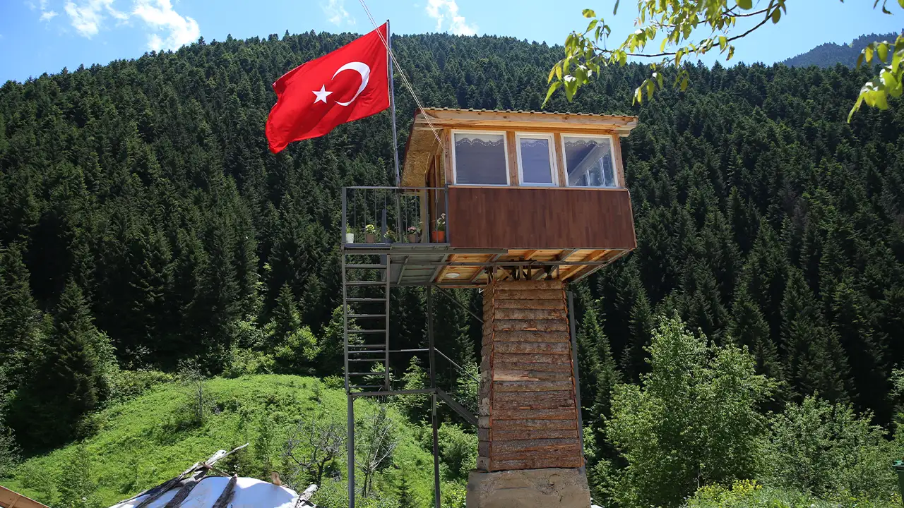Rize’de 5,5 metre yükseğe yaptığı ev ilgi görüyor