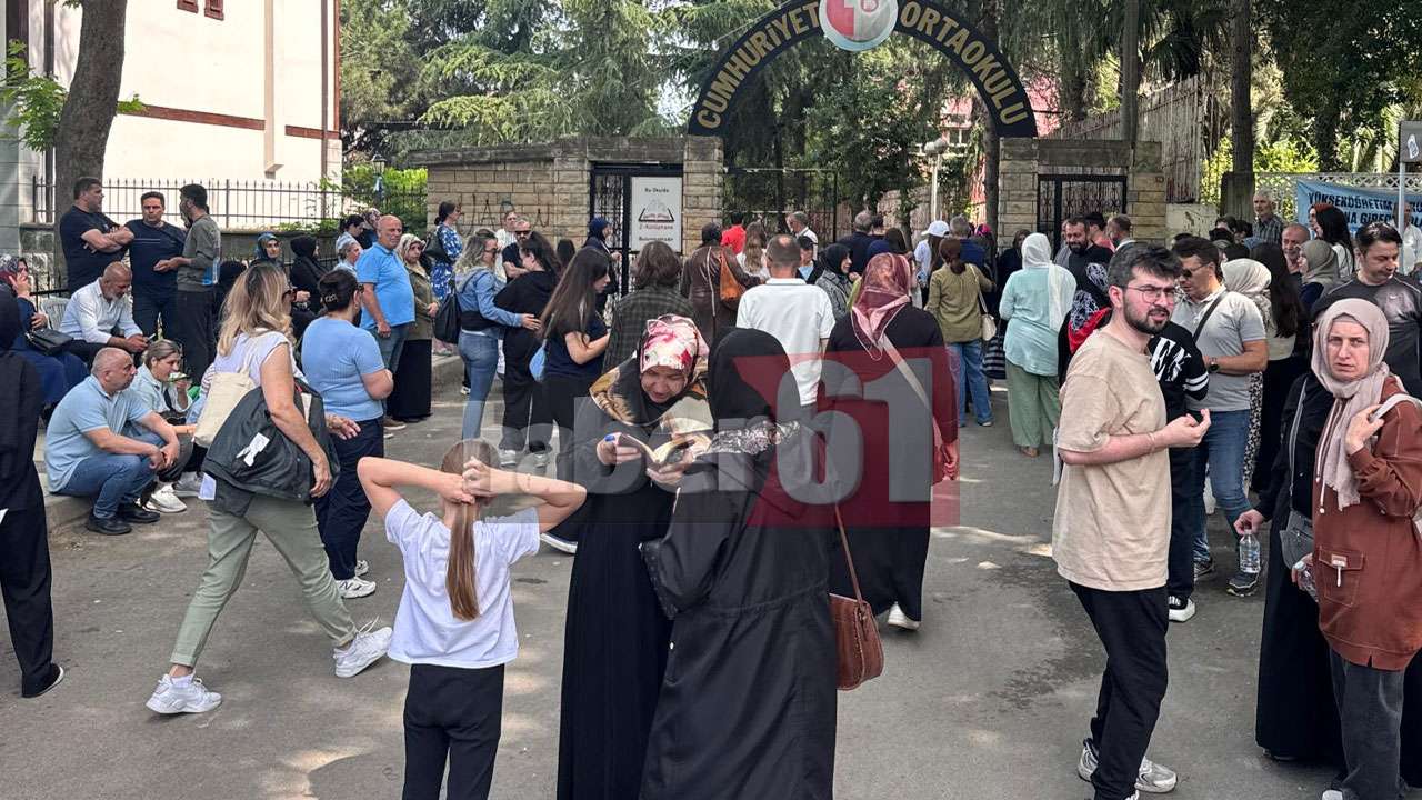 Trabzon'da YKS heyecanı! Okul önlerinde bekleyiş başladı