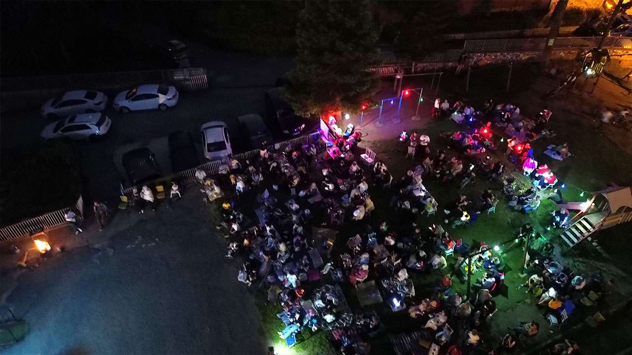 Trabzon'da okul bahçesinde nostaljik açık hava sineması