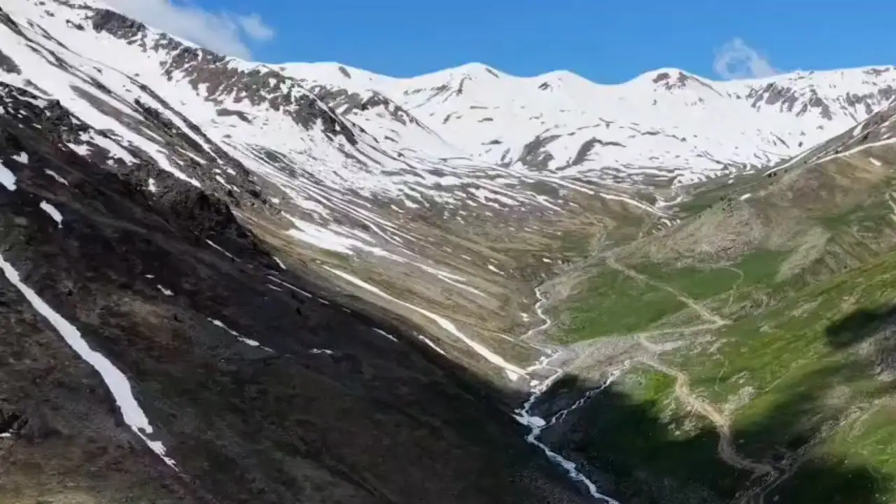Kaçkar Dağları’nda kar ve bahar aynı karede