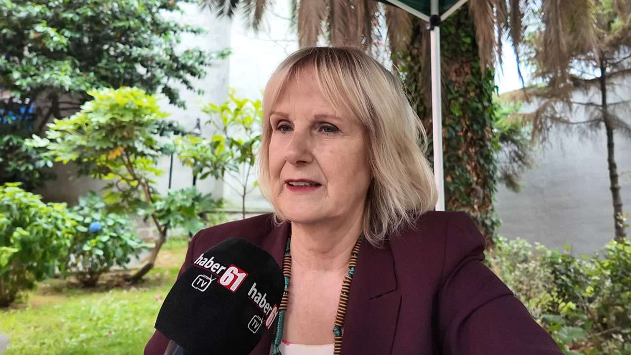 “Yağmurlu Kentin Kızları” Trabzon’da sanatseverlerle buluştu: Trabzon’un hafızasını anlattı