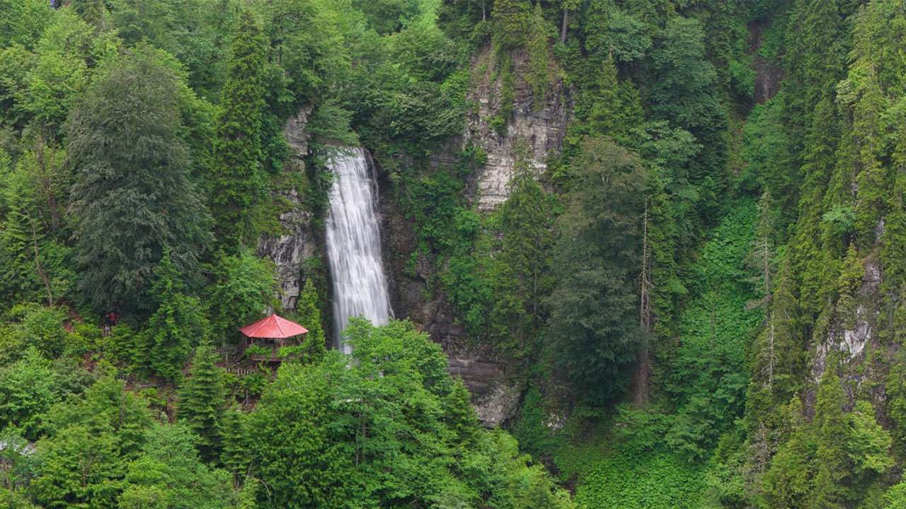 Macahel'in saklı cenneti Maral Şelalesi ziyaretçilerini büyülüyor