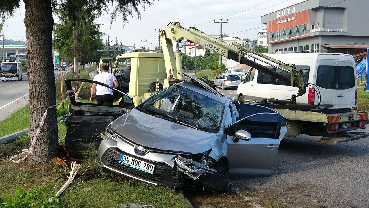 Ordu'da otomobil, ağaç ve aydınlatma direğini devirdi: 4 yaralı