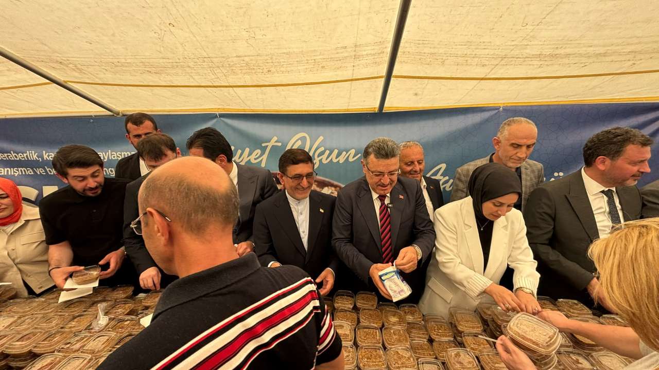Trabzon Meydanı’nda Aşure bereketi! Vatandaşlar Meydan Parkı’na akın etti