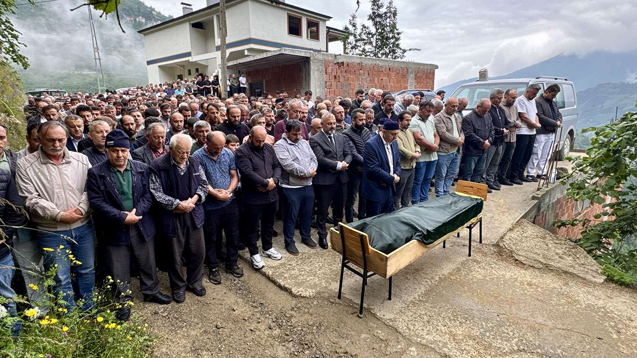 Trabzon’da acı veda: Oğlunu kurtarmaya çalışan baba toprağa verildi