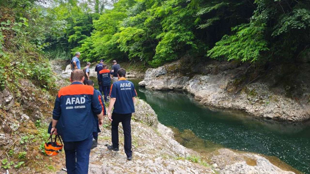 Kızının gözleri önünde ırmağa düştü! Yaşam savaşını kaybetti
