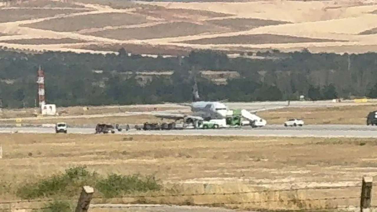 Uçakta teknik arıza paniği! Havalimanında uçuşlar durduruldu
