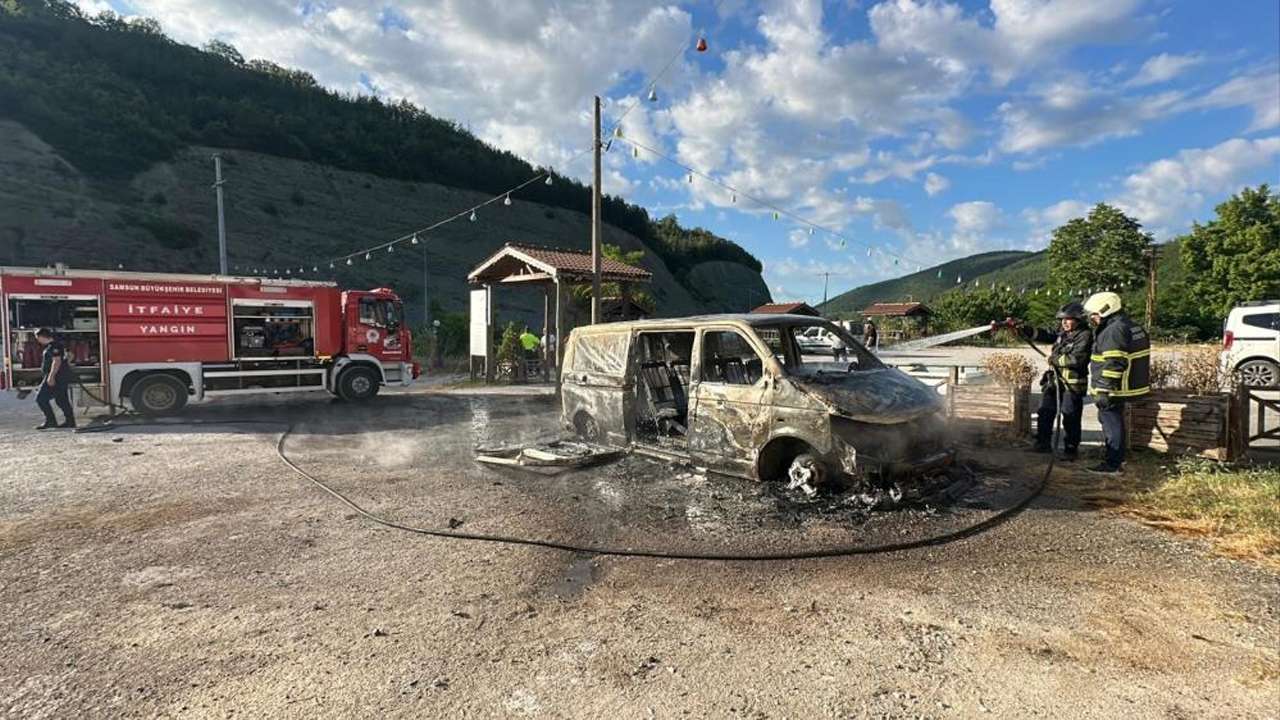 Korkutan yangın: Minibüs küle döndü