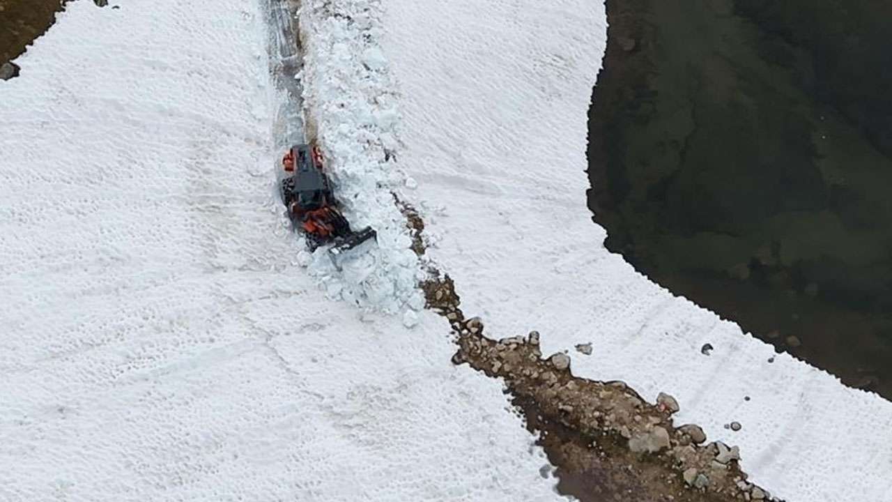 Rize’de haziran ayında karla mücadele! Koçdüzü Yaylası yolu ulaşıma açıldı