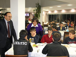 Bayan Kızılcık çocuklarla bir arada