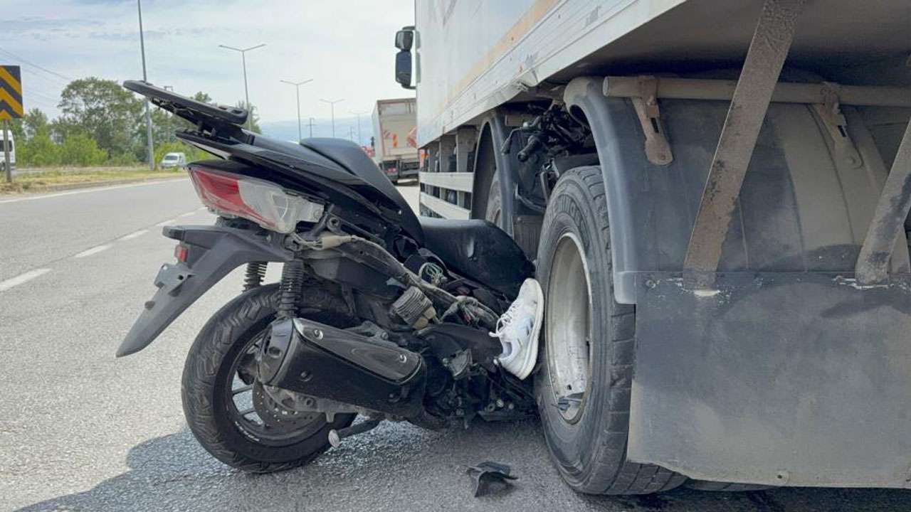 Trabzon plakalı araç kazaya karıştı: Motosiklet tekerler arasına saplandı
